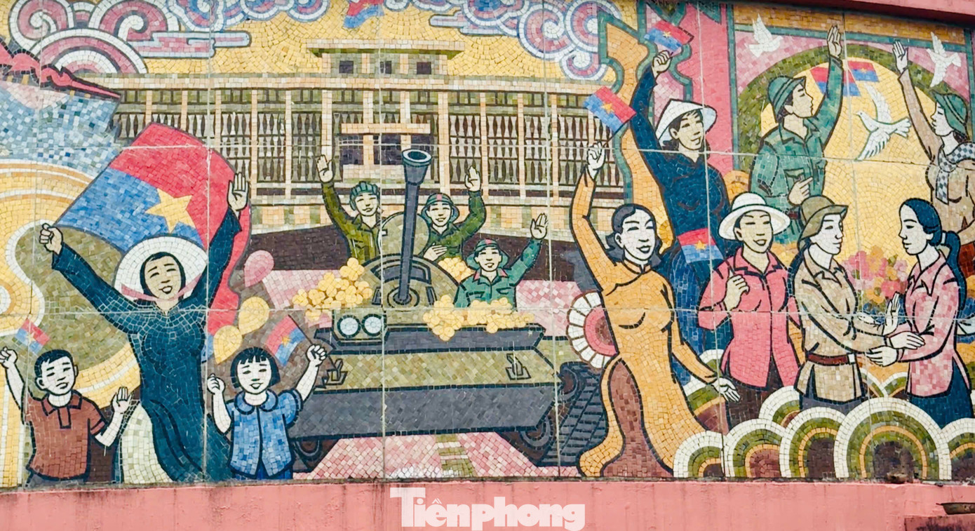 Các bức tranh gốm sứ ở phần đài ghi lại những khoảnh khắc hào hùng trong 21 năm chiến đấu giành độc lập dân tộc, thống nhất đất nước của quân và dân ta.