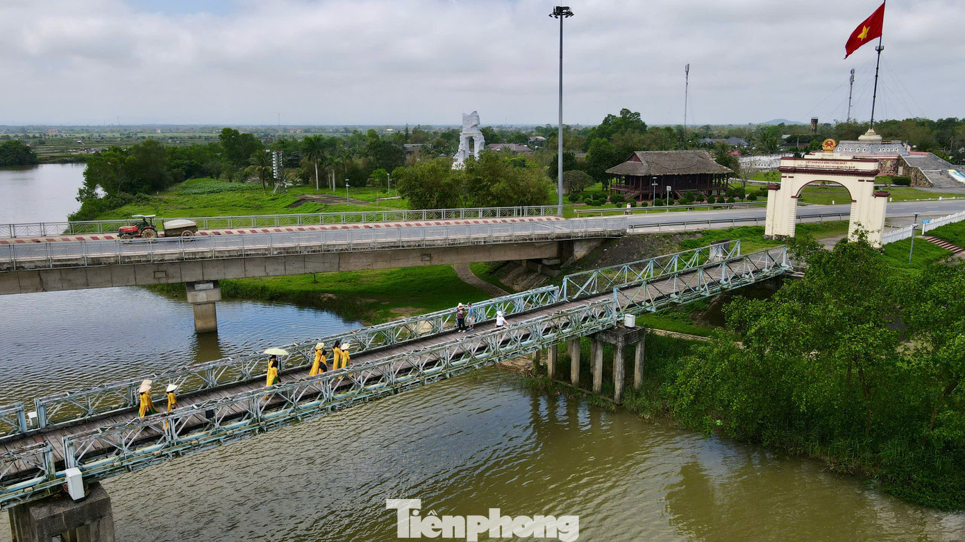 Trước đó 2 năm, cầu Hiền Lương được xây bởi người Pháp. Trong bút ký &quot;Cầu ma&quot;, nhà văn Nguyễn Tuân viết, &quot;cầu có bảy nhịp, cộng lại chỉ có 178 mét, và ván cầu tổng cộng chỉ có 894 miếng ván. Chiều dài cầu, miền Bắc miền Nam mỗi bên giữ 89 thước nhưng ván cầu thì 450 tấm thuộc về Bắc, và như thế ta hơn mấy tấm&quot;.