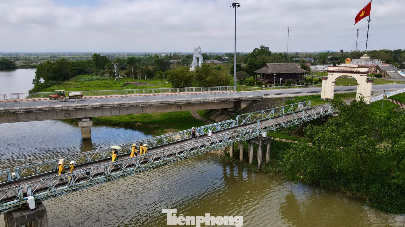 Trước đó 2 năm, cầu Hiền Lương được xây bởi người Pháp. Trong bút ký "Cầu ma", nhà văn Nguyễn Tuân viết, "cầu có bảy nhịp, cộng lại chỉ có 178 mét, và ván cầu tổng cộng chỉ có 894 miếng ván. Chiều dài cầu, miền Bắc miền Nam mỗi bên giữ 89 thước nhưng ván cầu thì 450 tấm thuộc về Bắc, và như thế ta hơn mấy tấm".