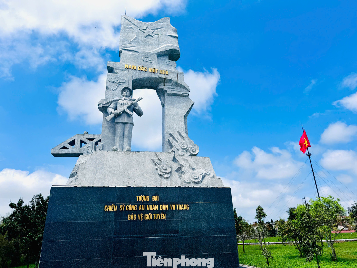 Cụm di tích đôi bờ Hiền Lương – Bến Hải còn bao gồm Nhà liên hợp, hệ thống loa phóng thanh bờ Bắc, Đồn Công an Hiền Lương, Nhà trưng bày “Vĩ tuyến 17 và khát vọng thống nhất”, Đồn, Trạm Cảnh sát bờ Nam và Cụm tượng đài “Khát vọng thống nhất”.