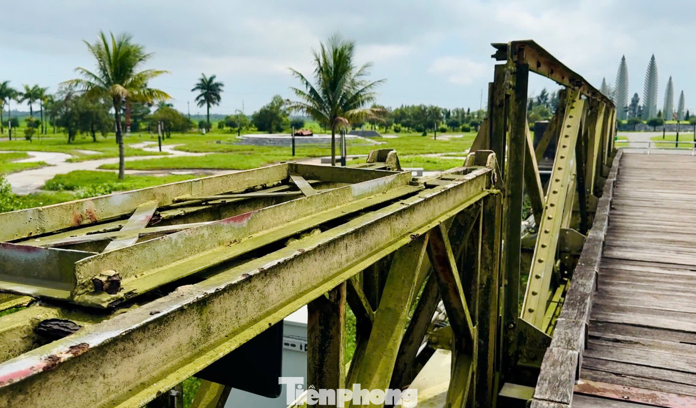 Vào năm 1967, chính quyền miền nam cũ đã ném bom đánh sập cầu Hiền Lương. Đến năm 2001, cầu Hiền Lương được phục chế lại nguyên bản theo thiết kế của chiếc cầu cũ, bên cạnh chiếc cầu mới dài 230m, rộng 11,5m được xây dựng năm 1996.