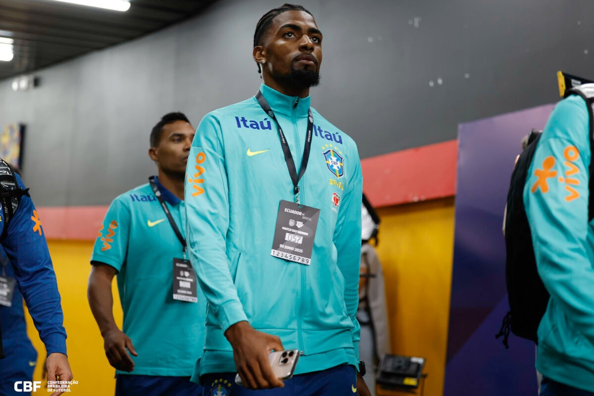 Alexsandro đã trải qua một tuổi thơ nghèo khó và khởi đầu gian nan trong sự nghiệp bóng đá.