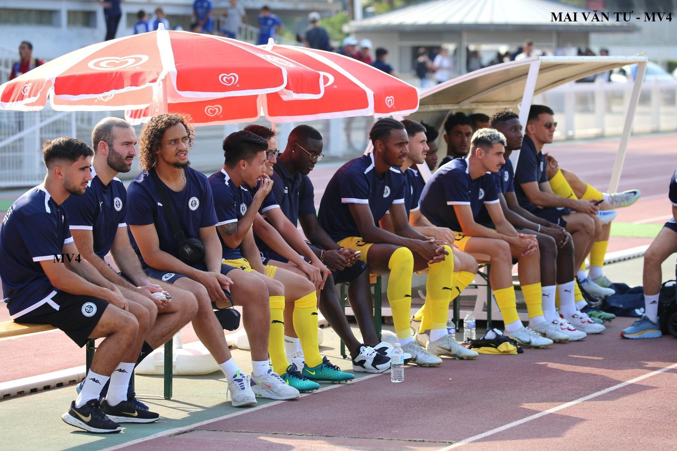 Quang Hải (thứ 4 từ trái sang) trên băng ghế dự bị Pau FC. (Ảnh: MV4)