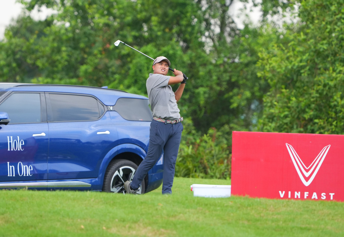 Một trong những điểm đặc biệt của Giải Vô địch Golf Quốc gia 2024, Cúp VinFast - Hải Phòng là giải thưởng HIO hấp dẫn: 4 chiếc xe VF9 dành cho người ghi điểm HIO đầu tiên tại 4 hố par3 trong 4 ngày thi đấu. Trong ngày đầu tiên, các golfer rất hào hứng với thử thách này. Một trong những điểm đặc biệt của Giải Vô địch Golf Quốc gia 2024, Cúp VinFast - Hải Phòng là giải thưởng HIO hấp dẫn: 4 chiếc xe VF9 dành cho người ghi điểm HIO đầu tiên tại 4 hố par3 trong 4 ngày thi đấu. Trong ngày đầu tiên, các golfer rất hào hứng với thử thách này.
