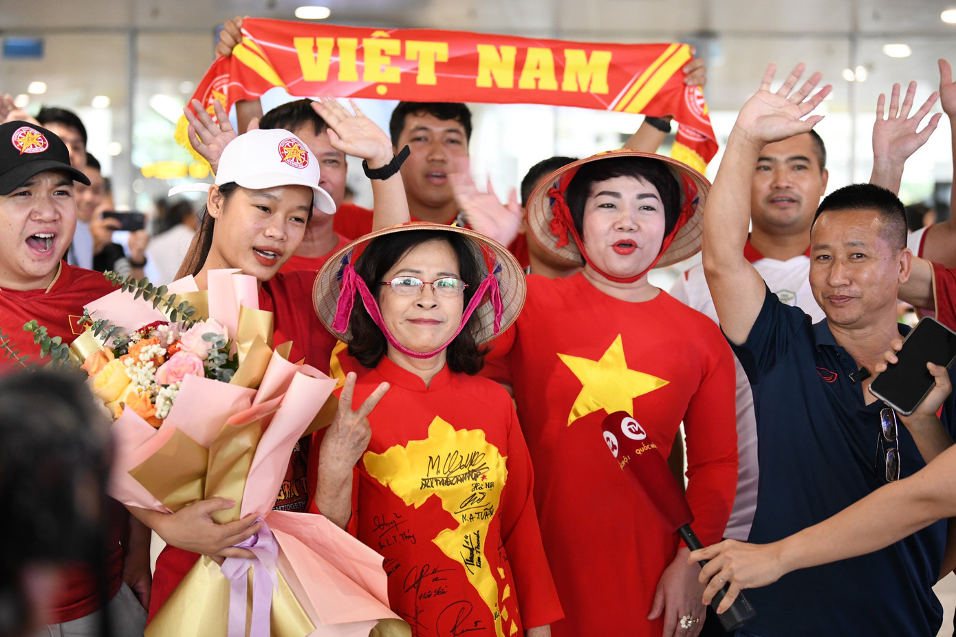 Mừng về nhà, các cô gái kim cương! ảnh 29