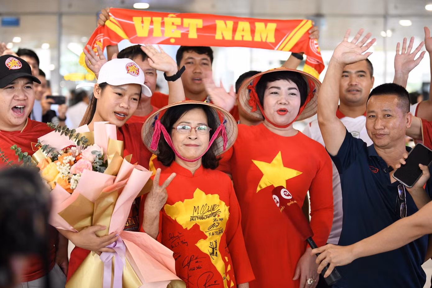 Mừng về nhà, các cô gái kim cương! ảnh 29