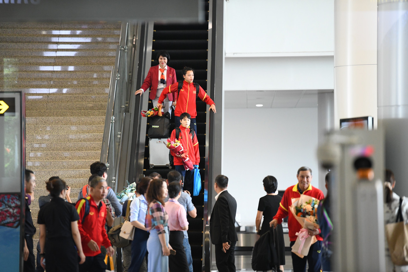 Mừng về nhà, các cô gái kim cương! ảnh 32