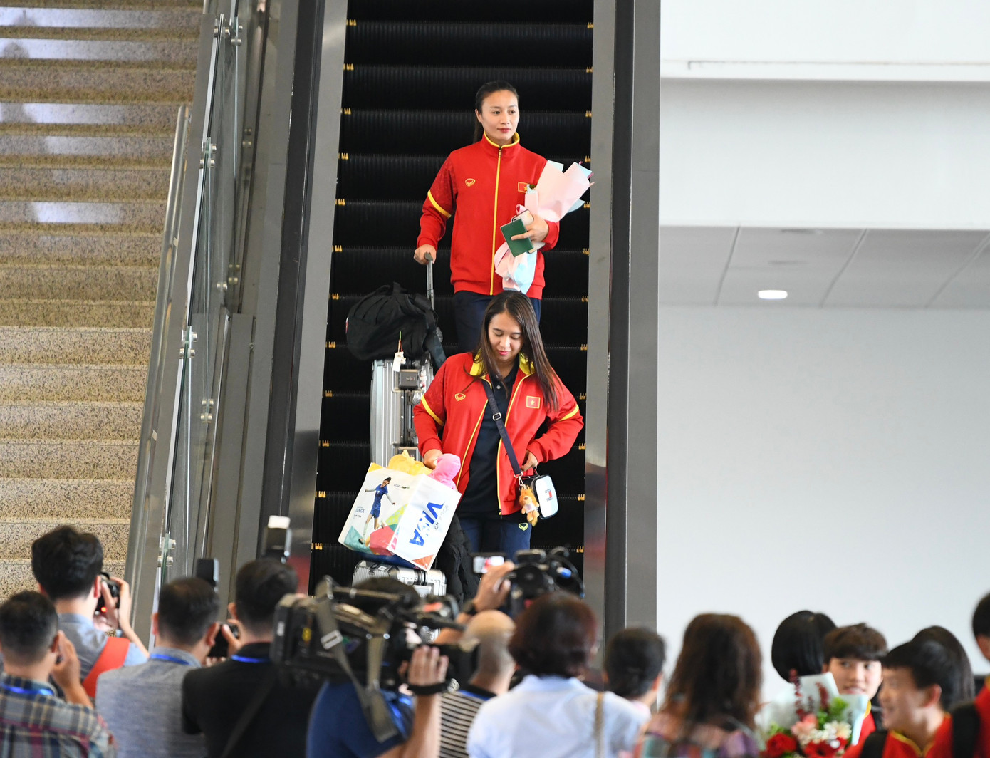 Mừng về nhà, các cô gái kim cương! ảnh 36