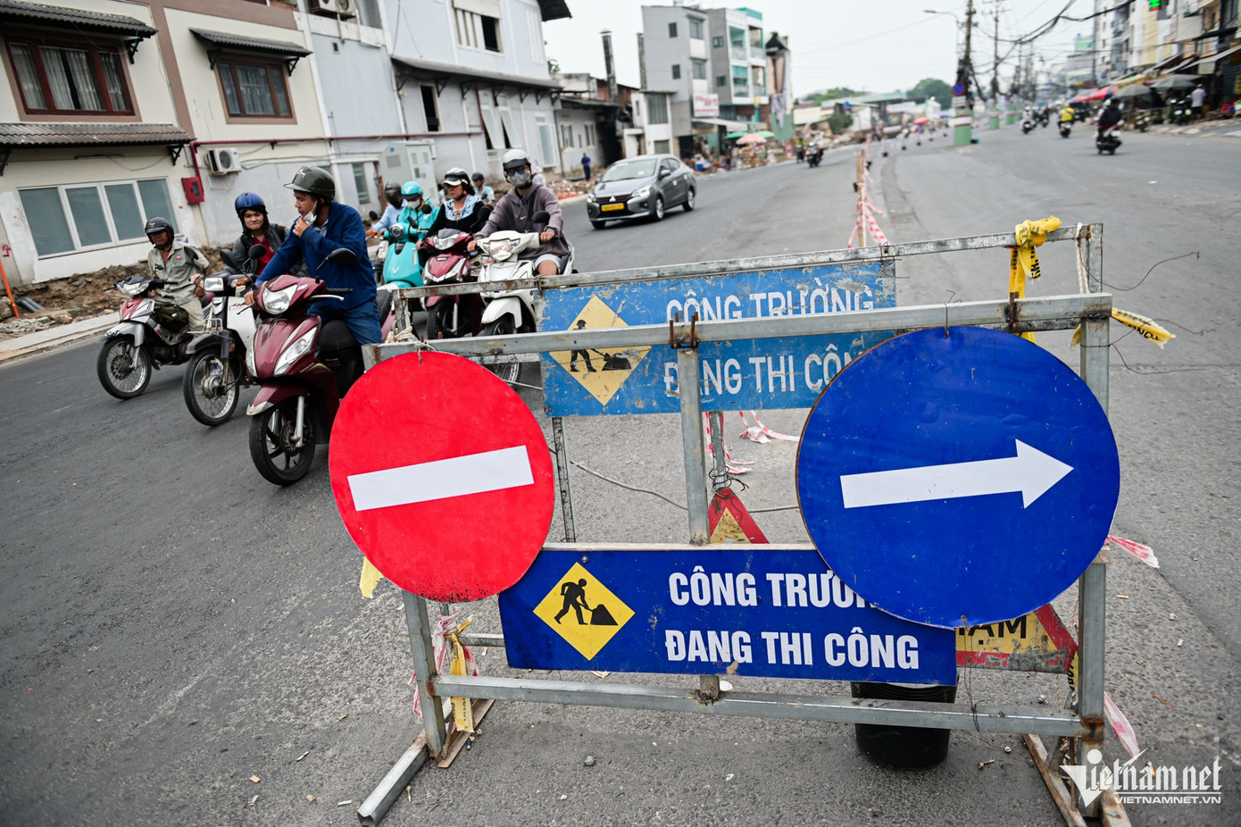 Nhiều biển báo giao thông được đặt ở đầu khu vực rào chắn, dải phân cách tạm bợ.