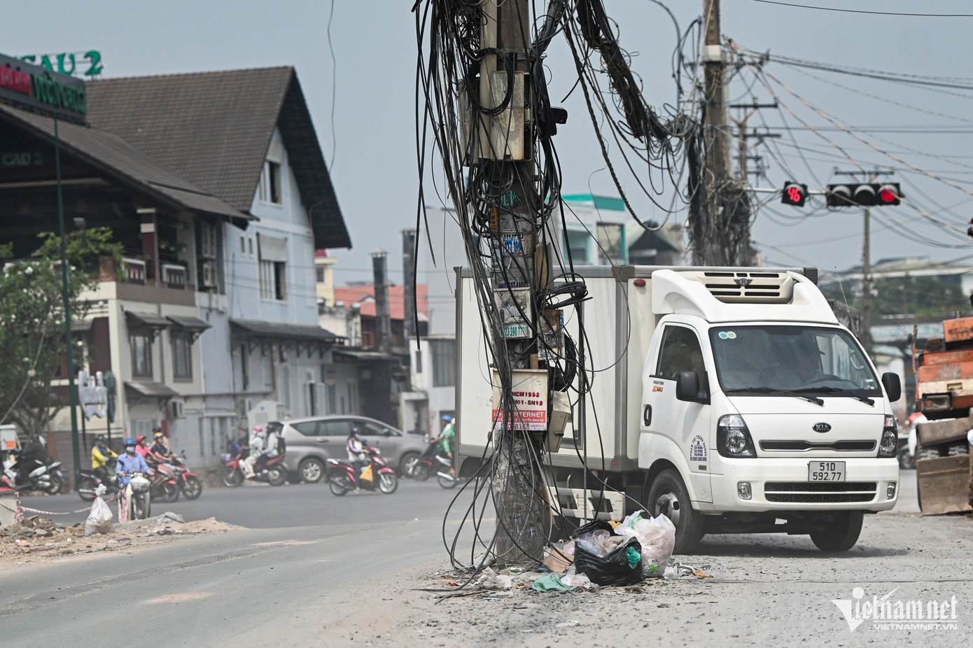 Người lái ô tô phải điều khiển lách qua các cột điện.