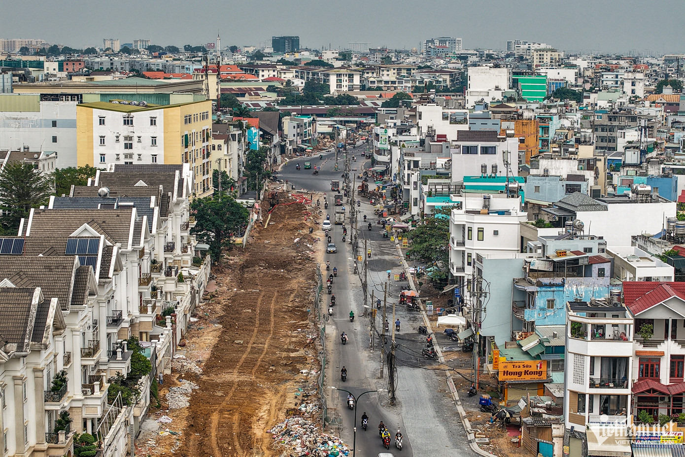 Dự án mở rộng đường Dương Quảng Hàm (Gò Vấp), kéo dài gần 2,5km từ Công viên Văn hóa Gò Vấp đến đường ray xe lửa giáp ranh quận Bình Thạnh, đã hoàn thành việc trải nhựa ở nhiều đoạn. Tuy nhiên, hàng chục cột điện dọc tuyến đường vẫn chưa được di dời, tiềm ẩn nguy cơ thiếu an toàn giao thông.