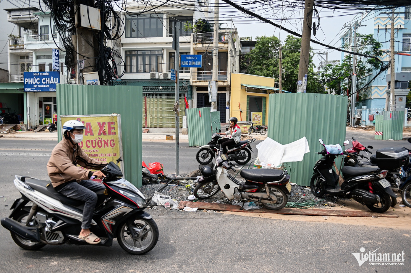 Người tham gia giao thông di chuyển xen qua "ma trận" là các cột điện.