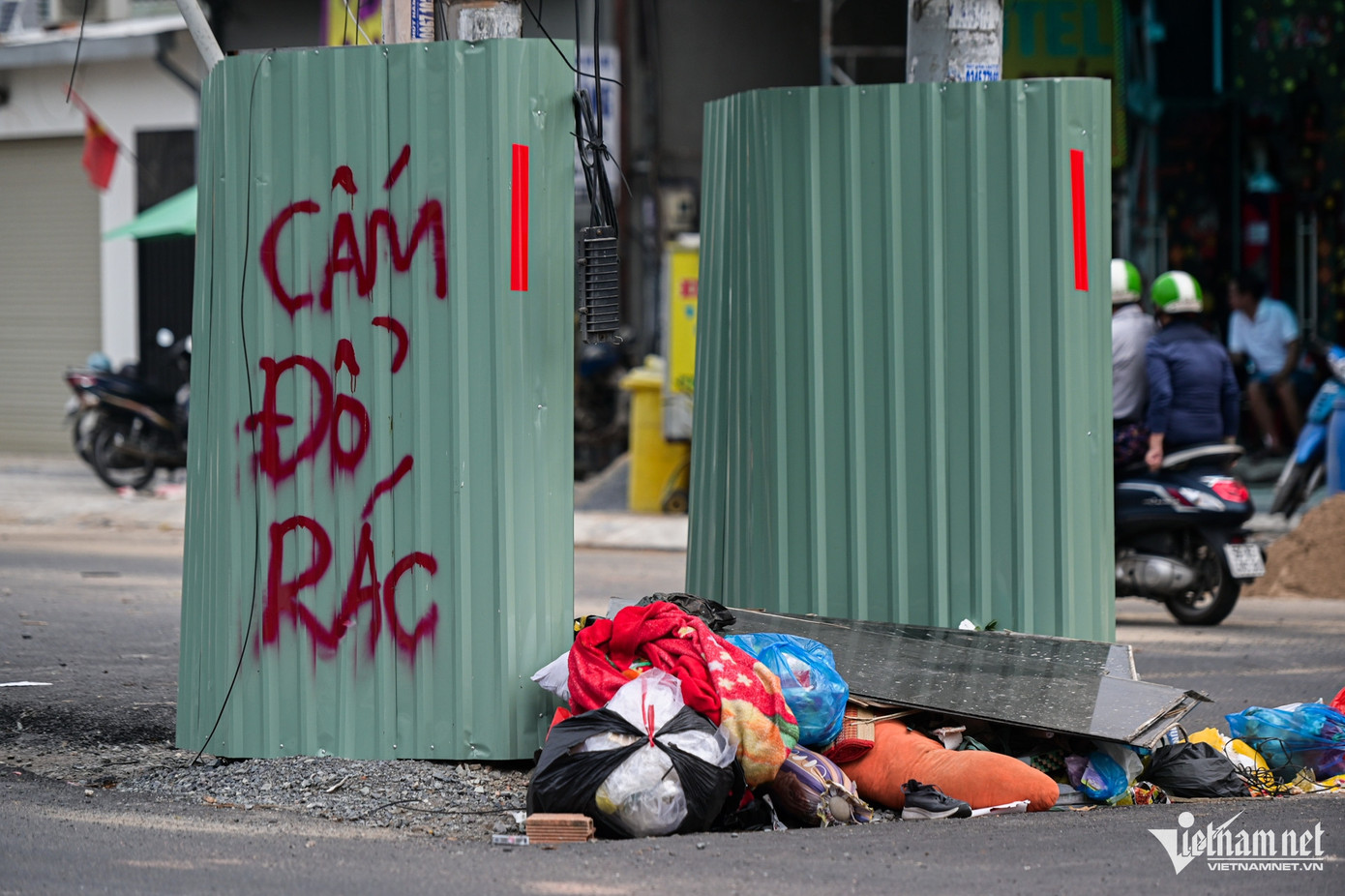 Một số vị trí thành nơi tập kết rác thải sinh hoạt, gây mất mỹ quan đô thị.