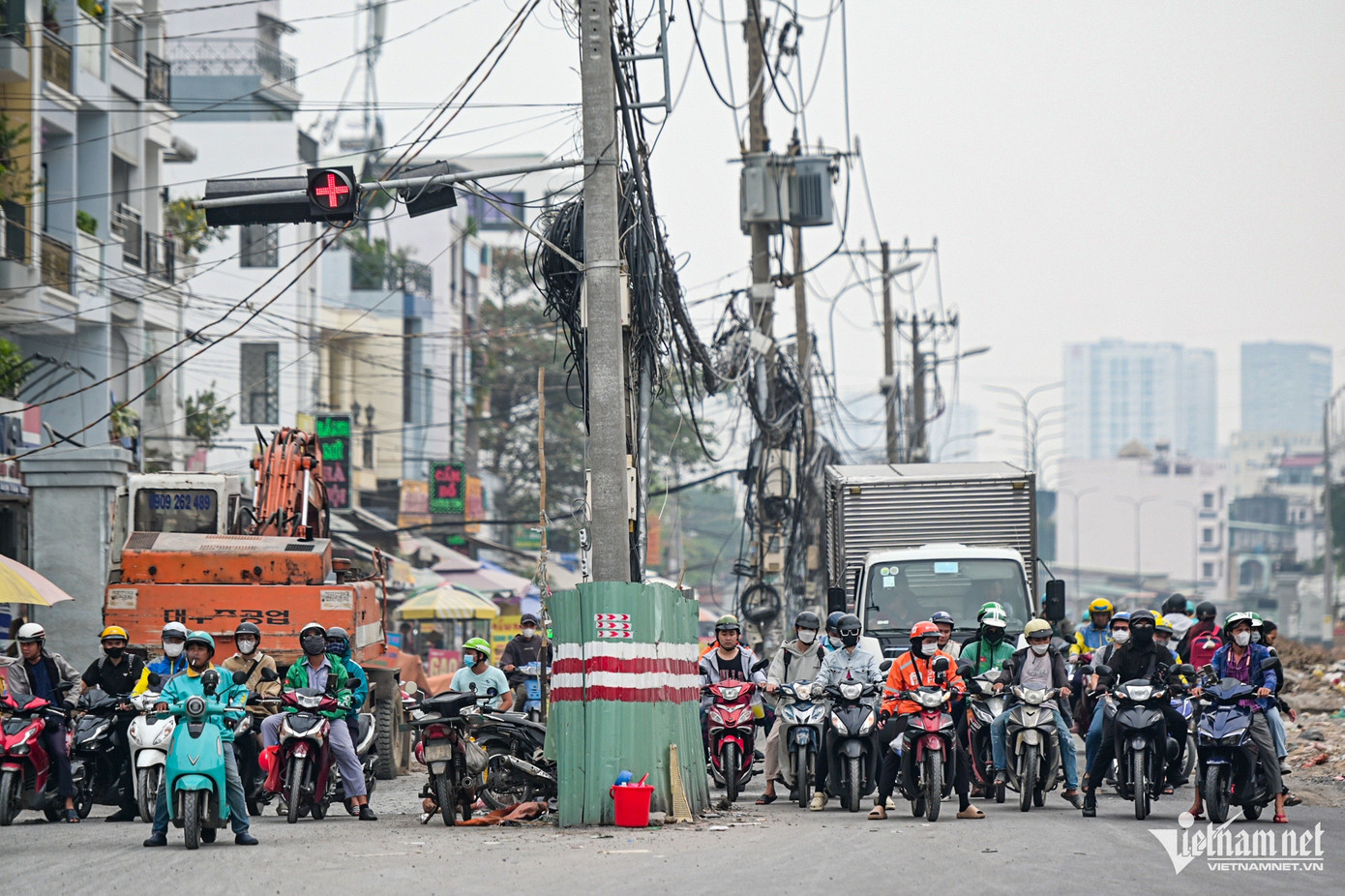 Hiện tại, các cột điện dọc tuyến đường Dương Quảng Hàm được rào chắn tôn xung quanh và sơn phản quang trắng-đỏ sơn phản quang và gắn đèn chớp cảnh báo vào ban đêm.