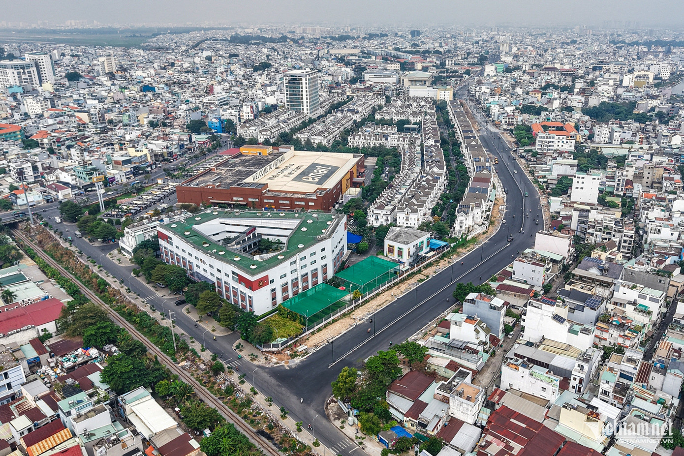 Dự án mở rộng, nâng cấp đường Dương Quảng Hàm được phê duyệt vào năm 2018, tuy nhiên đến tháng 12/2019 mới khởi công đoạn từ đầu tuyến đến đường Nguyễn Thái Sơn. Tháng 8/2020, dự án bị đình trệ do vướng mặt bằng, và phải đến tháng 8/2023, công trình mới được tái khởi công. Dự án có vốn đầu tư 2.300 tỷ đồng, thiết kế rộng 32m với 6 làn xe.