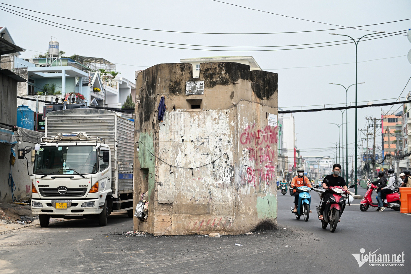 Lô cốt thuộc đất quốc phòng hiện vẫn án ngữ giữa đường trong khi mới đây UBND TPHCM đã có văn bản gửi Quân khu 7 và Bộ Quốc phòng đề nghị loại bỏ và di dời.