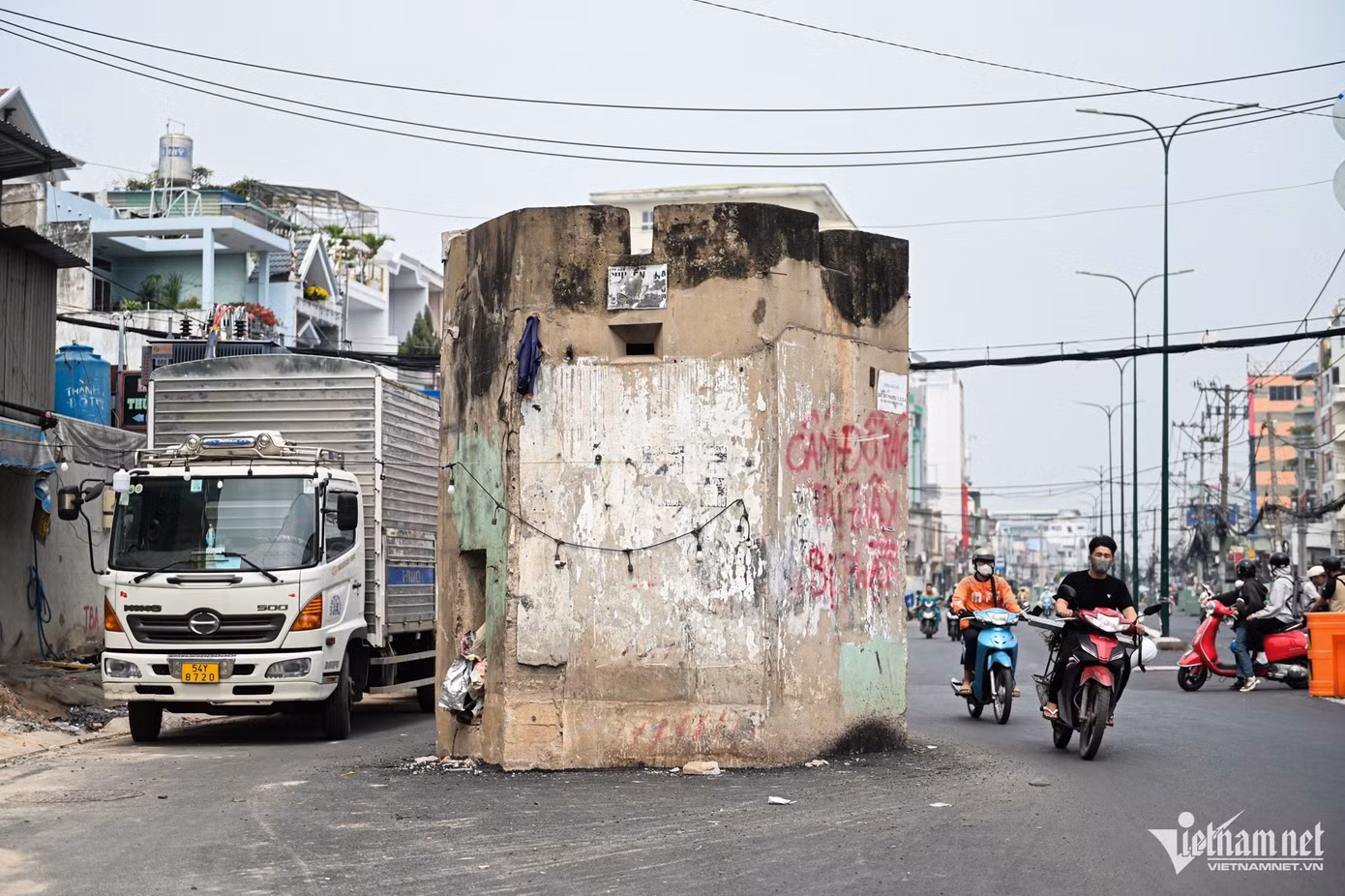 Lô cốt thuộc đất quốc phòng hiện vẫn án ngữ giữa đường trong khi mới đây UBND TPHCM đã có văn bản gửi Quân khu 7 và Bộ Quốc phòng đề nghị loại bỏ và di dời.
