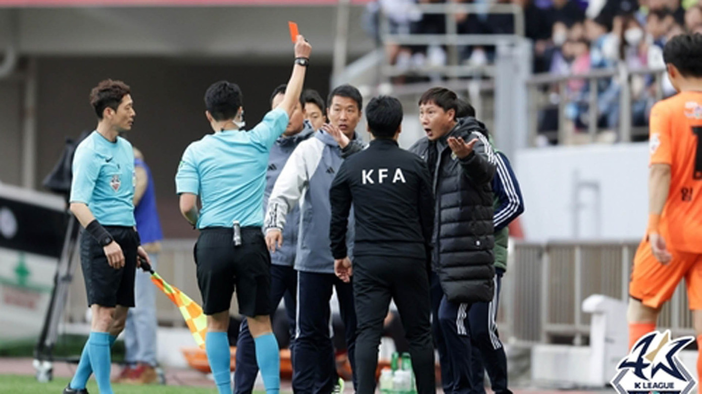 Giống với người đồng hương Park Hang-seo, HLV Kim Sang-sik rất nóng tính và nhiều lần nhận thẻ. Giống với người đồng hương Park Hang-seo, HLV Kim Sang-sik rất nóng tính và nhiều lần nhận thẻ.