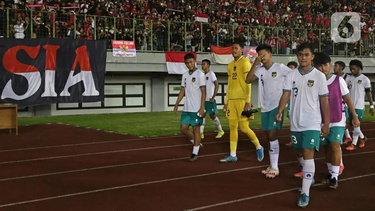Các cầu thủ U19 Indonesia khóc khi biết tin bị loại khỏi VCK U19 Đông Nam Á. (Ảnh: BolaSport) Các cầu thủ U19 Indonesia khóc khi biết tin bị loại khỏi VCK U19 Đông Nam Á. (Ảnh: BolaSport)