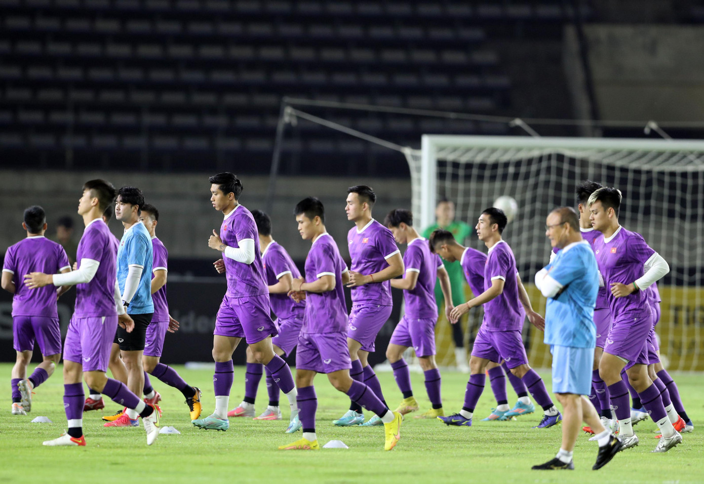 Ngược lại, tinh thần các học trò của ông khá tốt. Như chiến lược gia người Hàn Quốc nói, "các cầu thủ cũng đã chuẩn bị sẵn tinh thần. " Ngược lại, tinh thần các học trò của ông khá tốt. Như chiến lược gia người Hàn Quốc nói, "các cầu thủ cũng đã chuẩn bị sẵn tinh thần. "