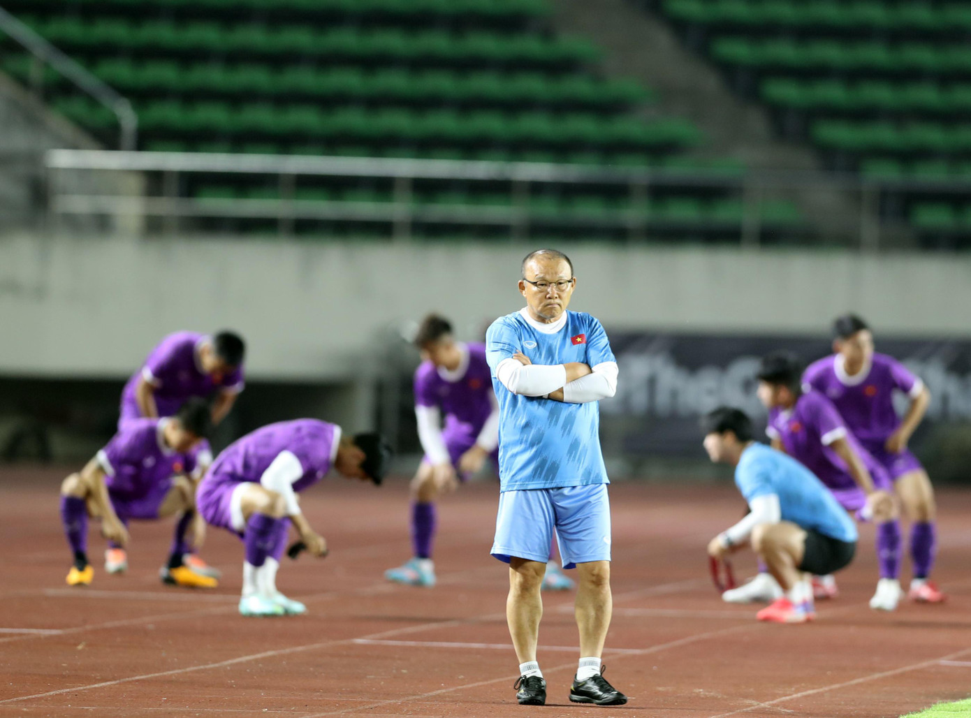 Chiến lược gia người Hàn Quốc trông khá căng thẳng. AFF Cup 2022 là giải đấu cuối cùng của ông trên cương vị HLV ĐT Việt Nam. Chiến lược gia người Hàn Quốc trông khá căng thẳng. AFF Cup 2022 là giải đấu cuối cùng của ông trên cương vị HLV ĐT Việt Nam.