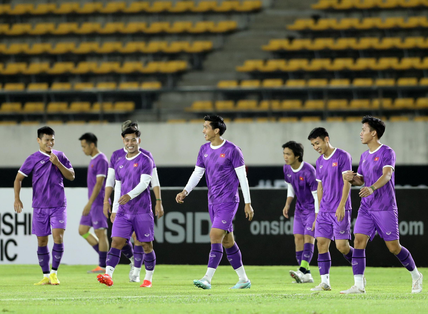 Ngược lại, tinh thần các học trò của ông khá tốt. Như chiến lược gia người Hàn Quốc nói, "các cầu thủ cũng đã chuẩn bị sẵn tinh thần. " Ngược lại, tinh thần các học trò của ông khá tốt. Như chiến lược gia người Hàn Quốc nói, "các cầu thủ cũng đã chuẩn bị sẵn tinh thần. "