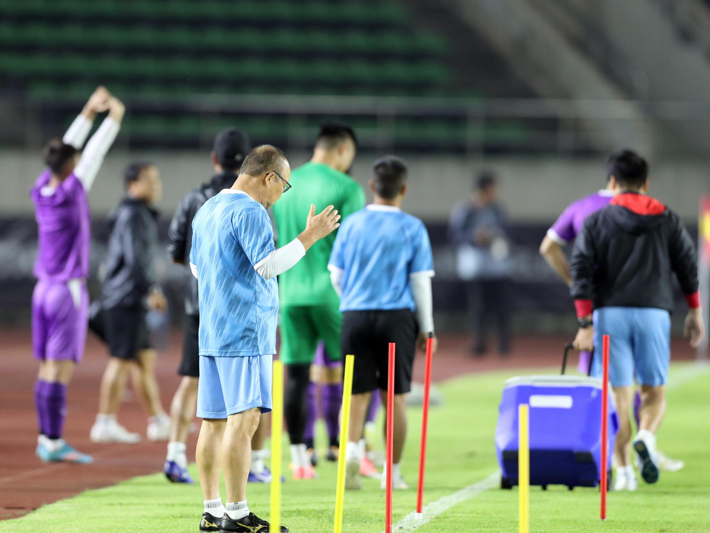 Nghi thức quen thuộc của HLV Park Hang-seo: cầu nguyện trước buổi tập. Nghi thức quen thuộc của HLV Park Hang-seo: cầu nguyện trước buổi tập.