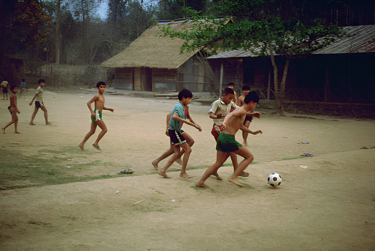 Trẻ em Lào chơi bóng tại Luang Prabang. (Ảnh: Getty Images)