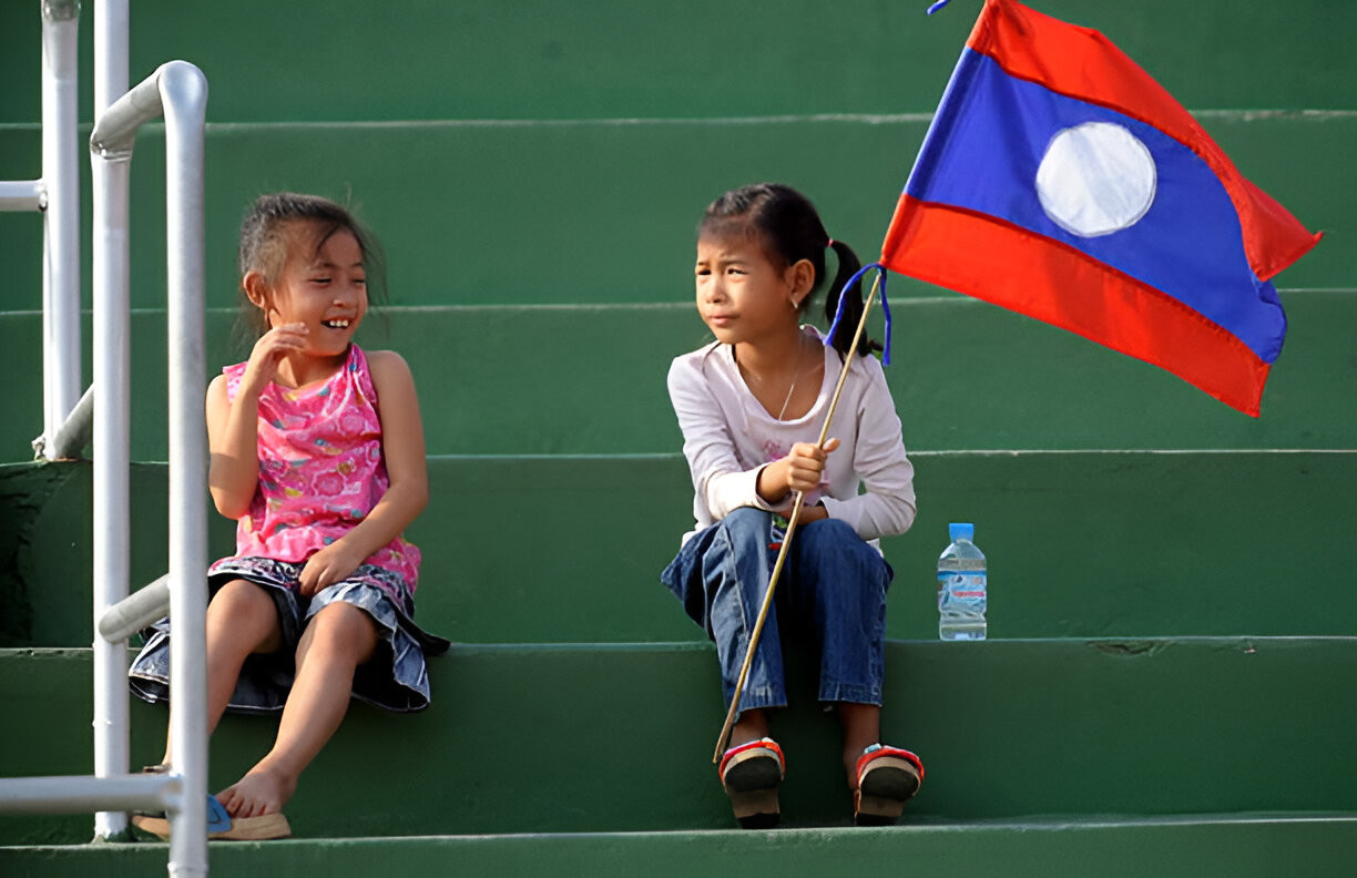 Hai bé gái người Lào trên khán đài New Laos National Stadium. (Ảnh: Getty Images)