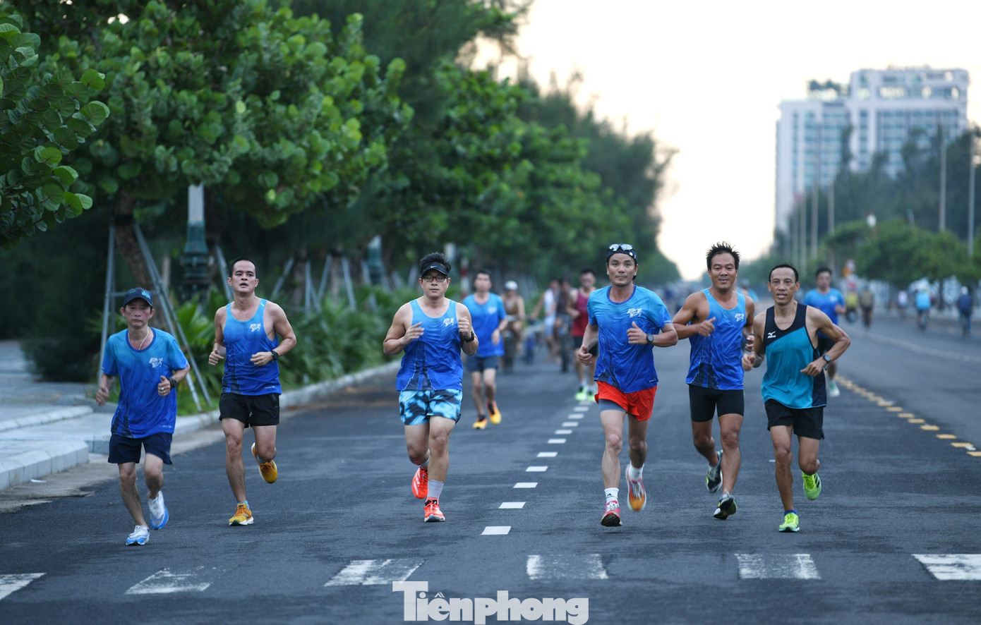 Các thành viên Phú Yên Runners tập luyện cùng nhau mỗi sáng Chủ nhật, chuẩn bị hướng tới Tiền Phong Marathon 2024.