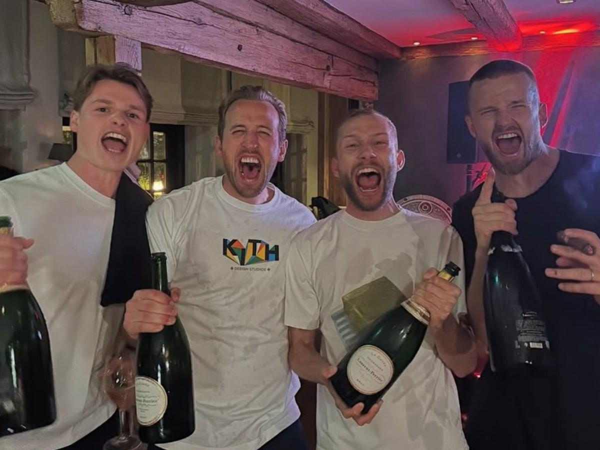 Kane cùng đồng đội ăn mừng chức vô địch Bundesliga.