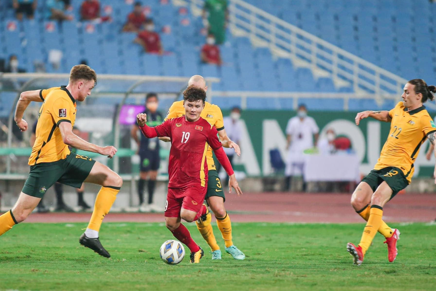 Quang Hải trong vòng vây của các cầu thủ Australia cao lớn. (Ảnh: Facebook NQH)