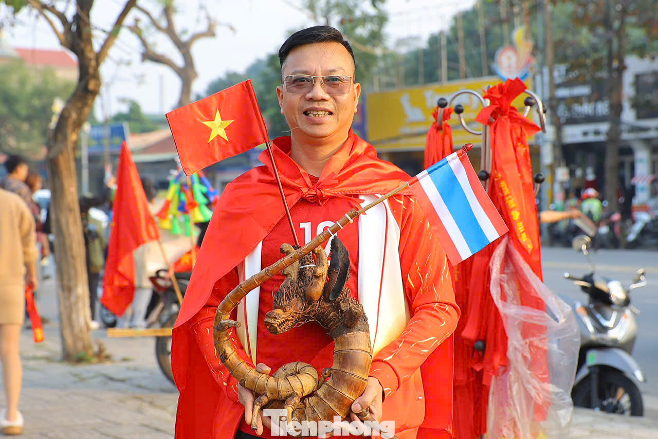 Nhằm thể hiện tình đoàn kết, trận chung kết lượt đi ASEAN Cup 2024 còn bao gồm cả cờ Thái Lan, đối thủ của ĐT Việt Nam. Nhằm thể hiện tình đoàn kết, trận chung kết lượt đi ASEAN Cup 2024 còn bao gồm cả cờ Thái Lan, đối thủ của ĐT Việt Nam.