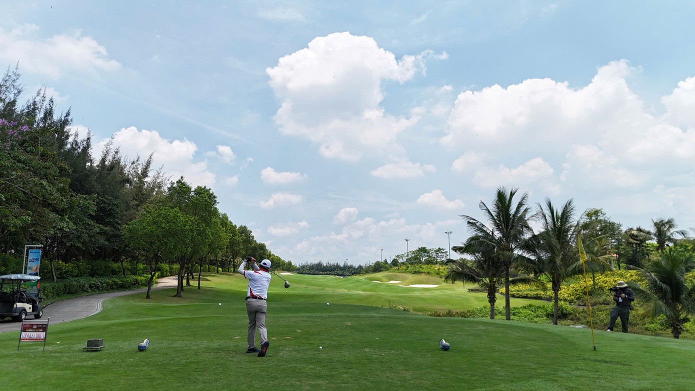 Cũng vì những tiêu chuẩn cao đặt ra, với kỳ vọng trở thành sân chơi mới để các golfer thể hiện tài năng, trui rèn bản lĩnh và giúp golf Việt vươn tầm trong tương lai, Tiền Phong Golf Championship - Non sông một dải đã chọn sân golf Tân Sơn Nhất là nơi tổ chức.