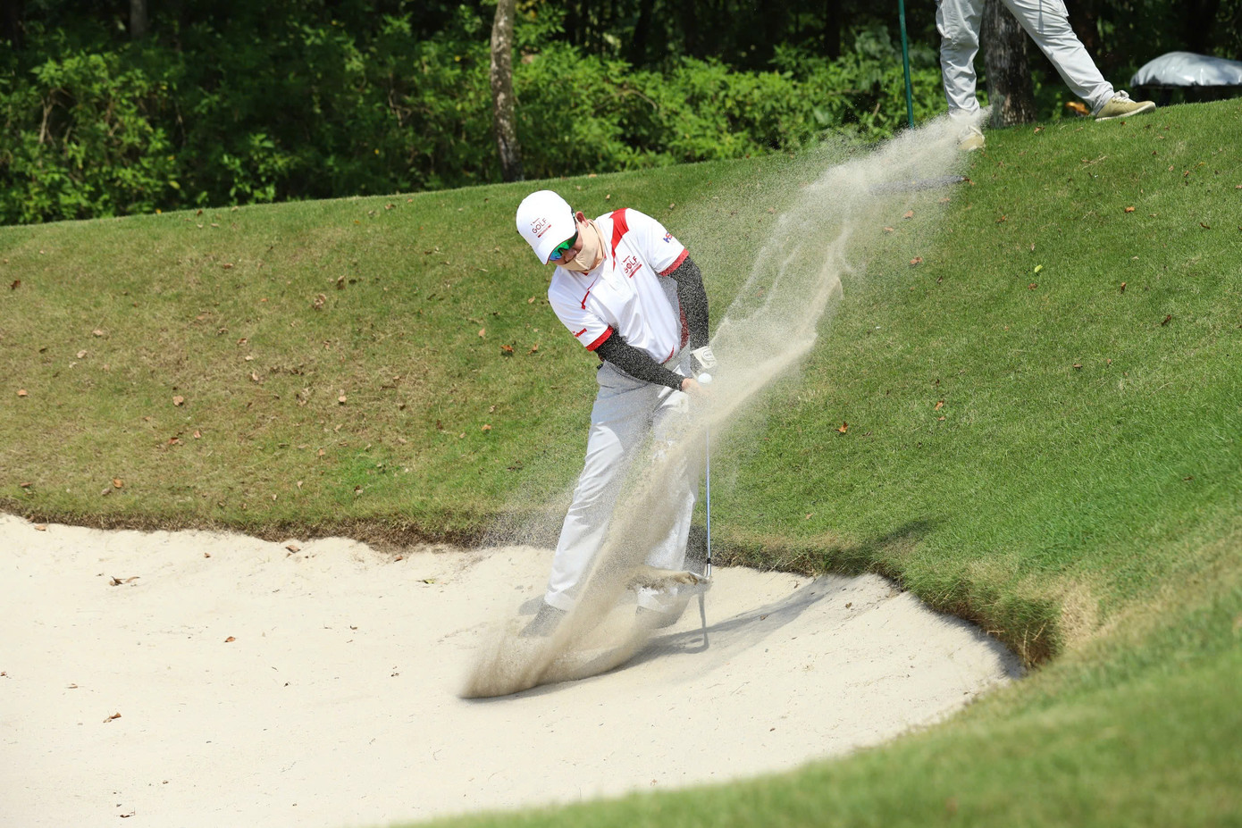 Ngoài các bẫy nước, sân golf Tân Sơn Nhất cũng bố trí hiểm hóc các bẫy cát quanh green. Những hố cát sâu và xốp, dính gậy khiến các golfer chật vật để thoát ra.