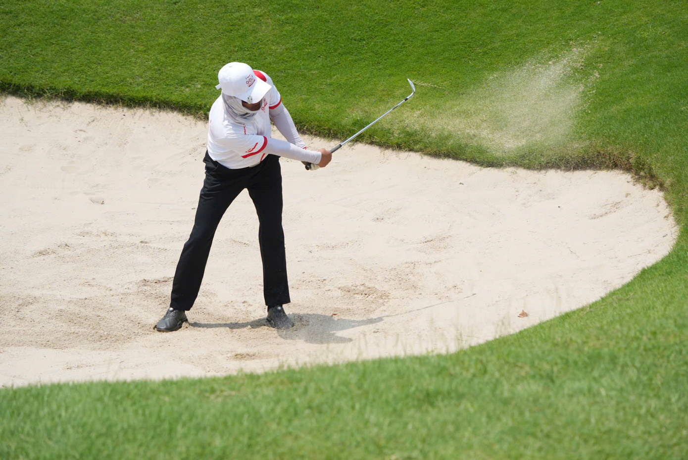 Ngoài các bẫy nước, sân golf Tân Sơn Nhất cũng bố trí hiểm hóc các bẫy cát quanh green. Những hố cát sâu và xốp, dính gậy khiến các golfer chật vật để thoát ra.