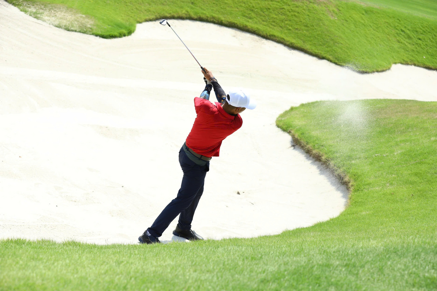 Ngoài các bẫy nước, sân golf Tân Sơn Nhất cũng bố trí hiểm hóc các bẫy cát quanh green. Những hố cát sâu và xốp, dính gậy khiến các golfer chật vật để thoát ra.