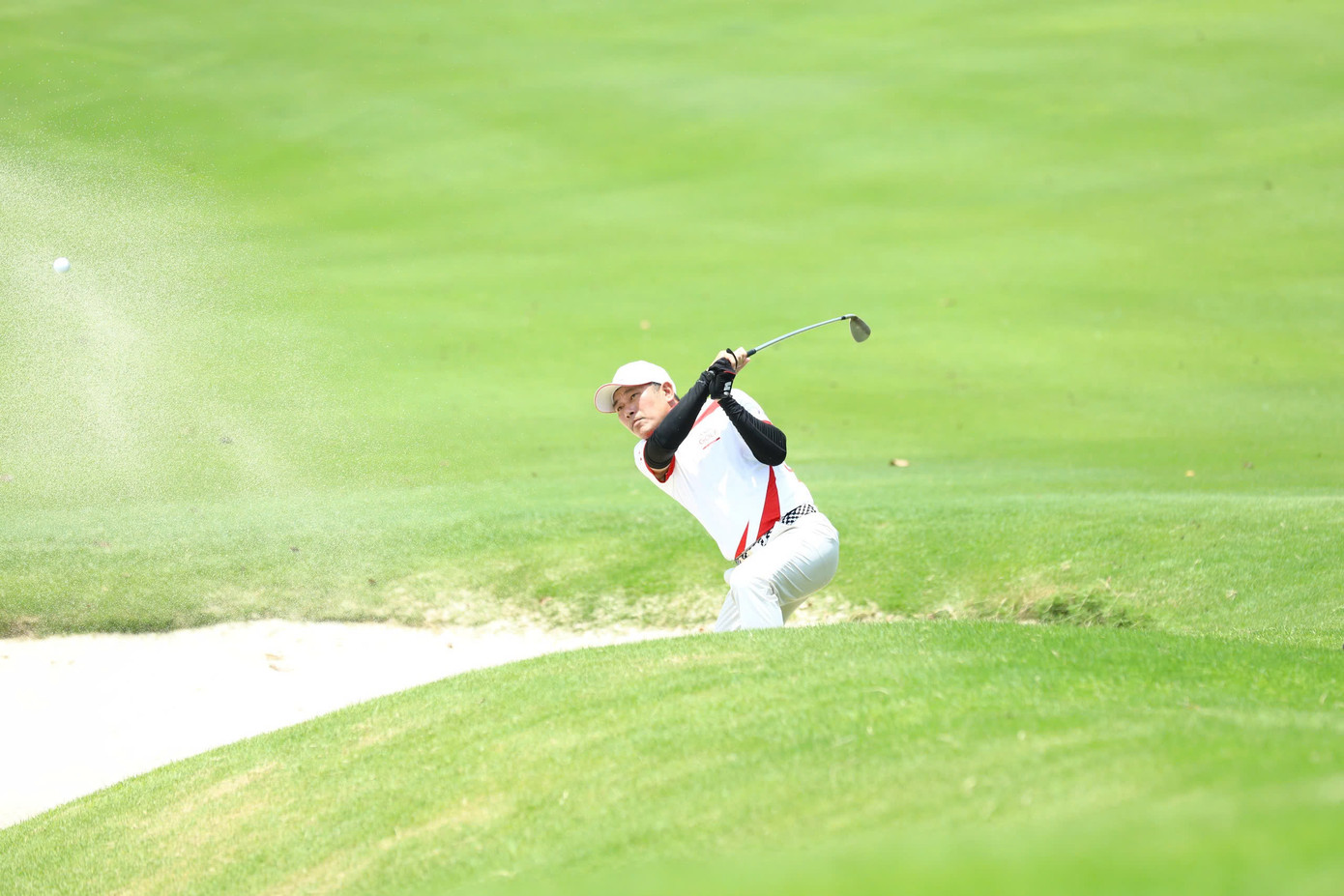 Ngoài các bẫy nước, sân golf Tân Sơn Nhất cũng bố trí hiểm hóc các bẫy cát quanh green. Những hố cát sâu và xốp, dính gậy khiến các golfer chật vật để thoát ra.