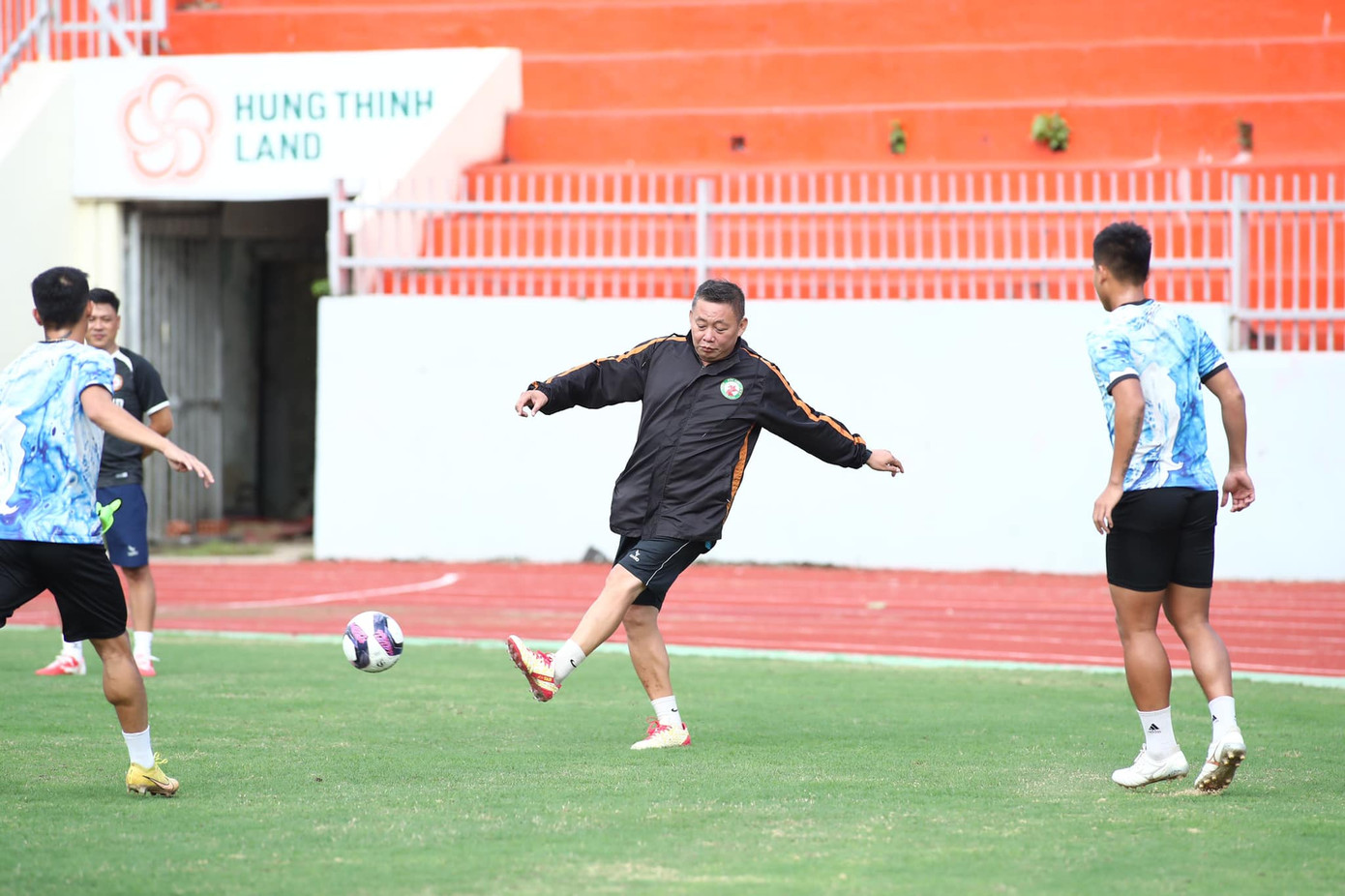 Trợ lý HLV Bùi Đoàn Quang Huy trên sân tập của Topeland Bình Định. (Ảnh: FCN)