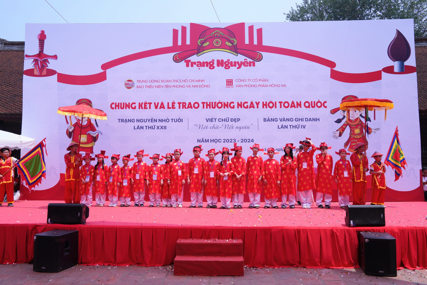 Các Trạng nguyên nhí xúng xính trong áo mũ cân đai.