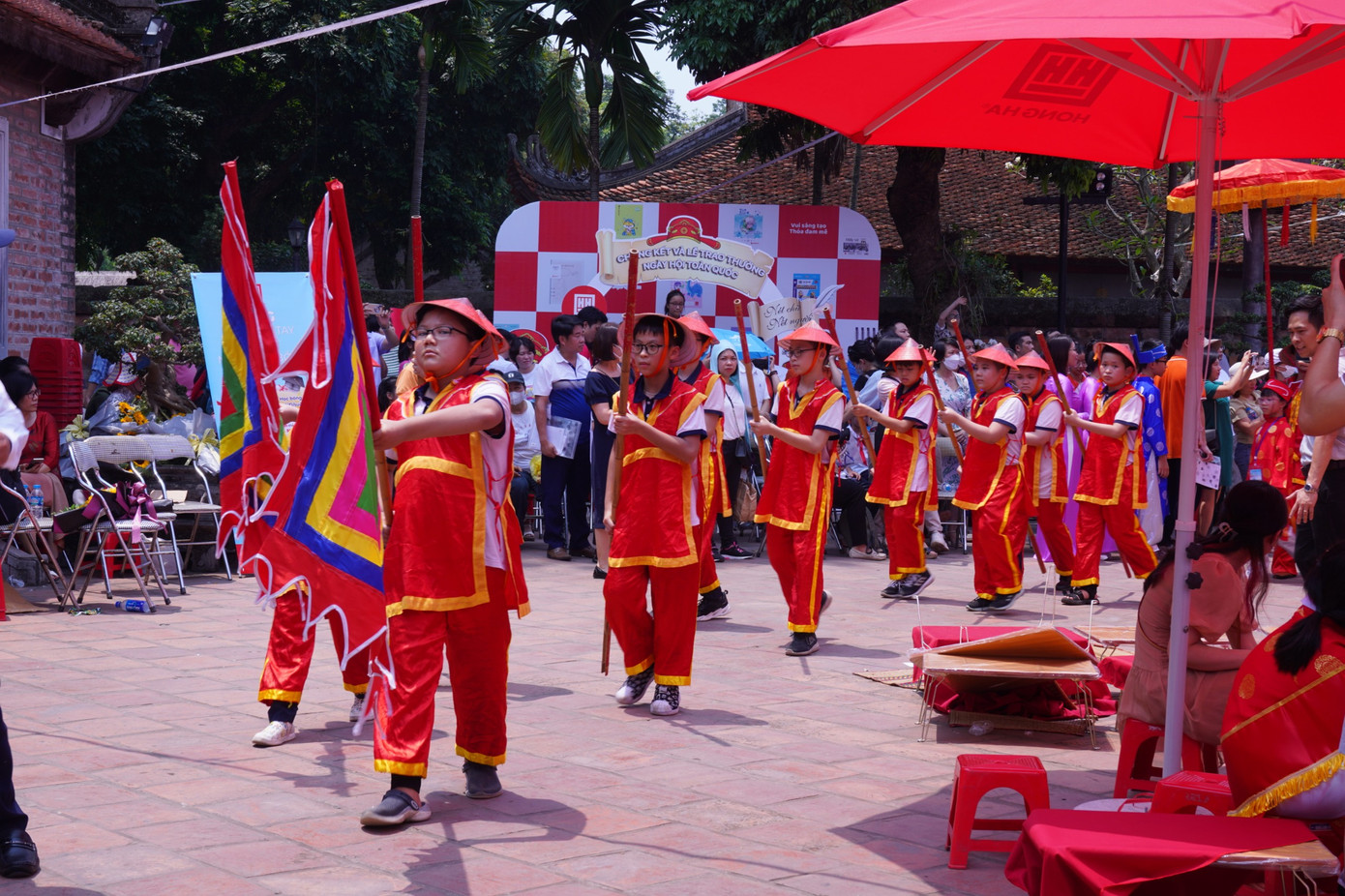 18 sĩ tử đoạt giải Trạng nguyên được vinh danh theo nghi thức xưa tại sân Thái Học.
