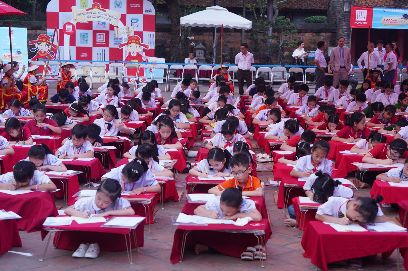 346 sĩ tử đến từ 18 tỉnh, thành và 161 trường học (128 trường tiểu và 33 trường trung học cơ sở) trên cả nước tham gia tranh tài sáng 26/4.