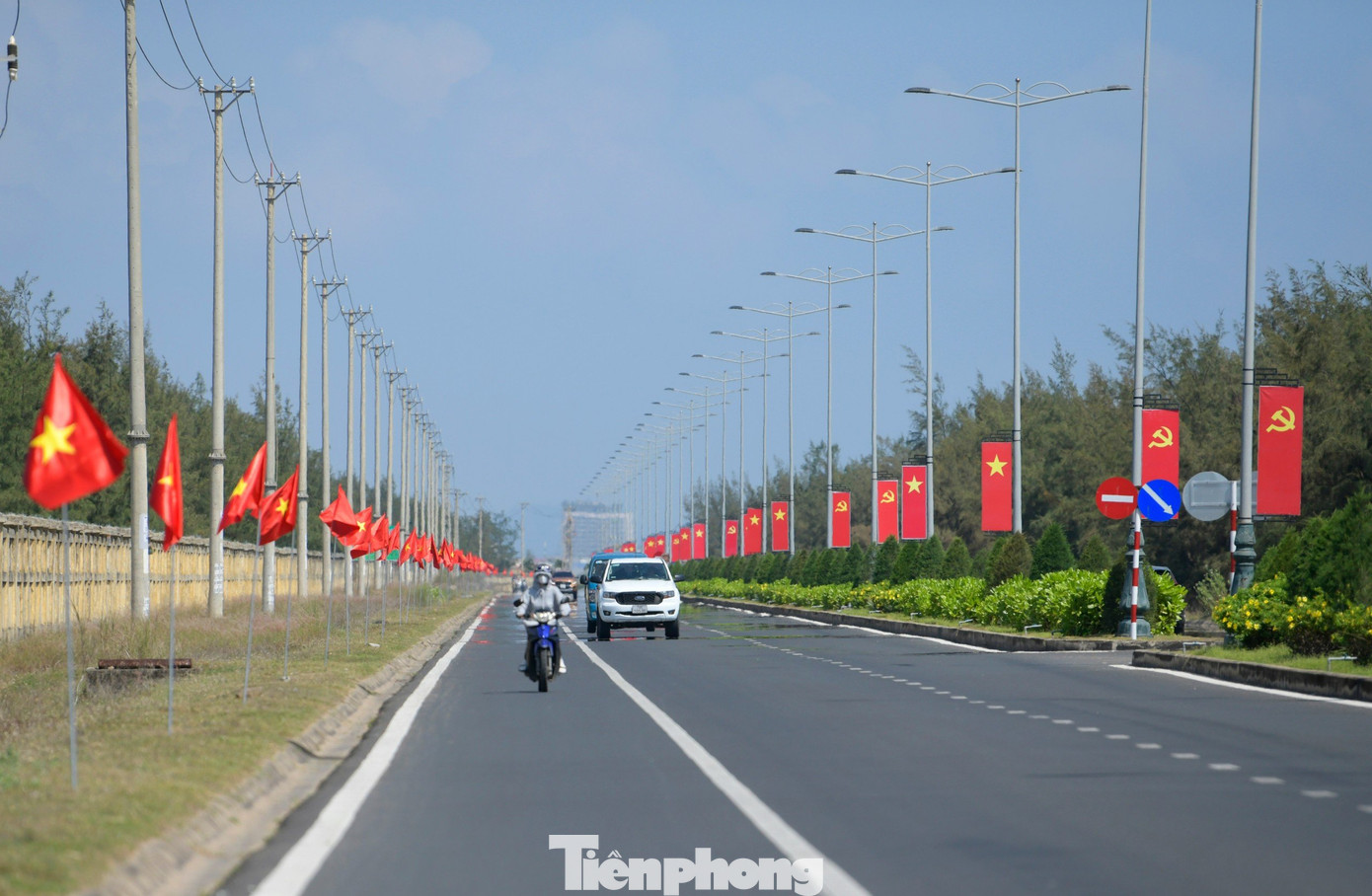 Chuẩn bị cho Tiền Phong Marathon 2024, Phú Yên đã có sự chuẩn bị kỹ lưỡng, giao nhiệm vụ trang trí đường chạy bằng cờ Tổ quốc cho các đoàn phường thuộc thành phố Tuy Hòa và huyện Đông Hòa. Chuẩn bị cho Tiền Phong Marathon 2024, Phú Yên đã có sự chuẩn bị kỹ lưỡng, giao nhiệm vụ trang trí đường chạy bằng cờ Tổ quốc cho các đoàn phường thuộc thành phố Tuy Hòa và huyện Đông Hòa.