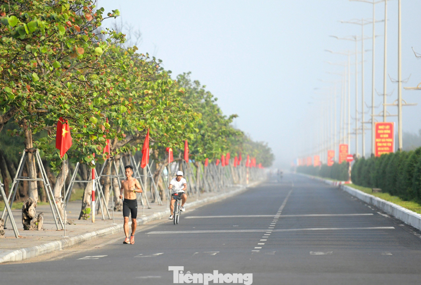 Trên đường Độc Lập, cung đường yêu thích của dân chạy bộ, sự xuất hiện của hàng cờ Tổ quốc khiến tất cả đều ngạc nhiên thích thú. Trên đường Độc Lập, cung đường yêu thích của dân chạy bộ, sự xuất hiện của hàng cờ Tổ quốc khiến tất cả đều ngạc nhiên thích thú.
