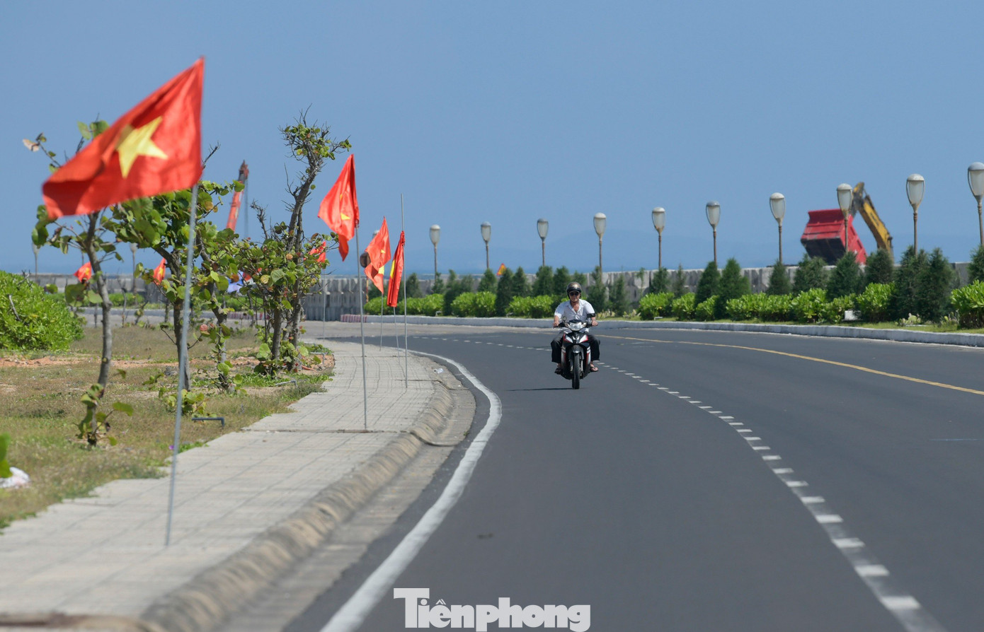 Từ các con phố ở thành phố Tuy Hòa như đường Trần Hưng Đạo, Đại lộ Hùng Vương, Nguyễn Tất Thành, đường Lý Tự Trọng hay đường Thăng Long đồng loạt khoác lên mình màu áo mới, rực rỡ sắc đỏ của cờ Tổ quốc. Từ các con phố ở thành phố Tuy Hòa như đường Trần Hưng Đạo, Đại lộ Hùng Vương, Nguyễn Tất Thành, đường Lý Tự Trọng hay đường Thăng Long đồng loạt khoác lên mình màu áo mới, rực rỡ sắc đỏ của cờ Tổ quốc.