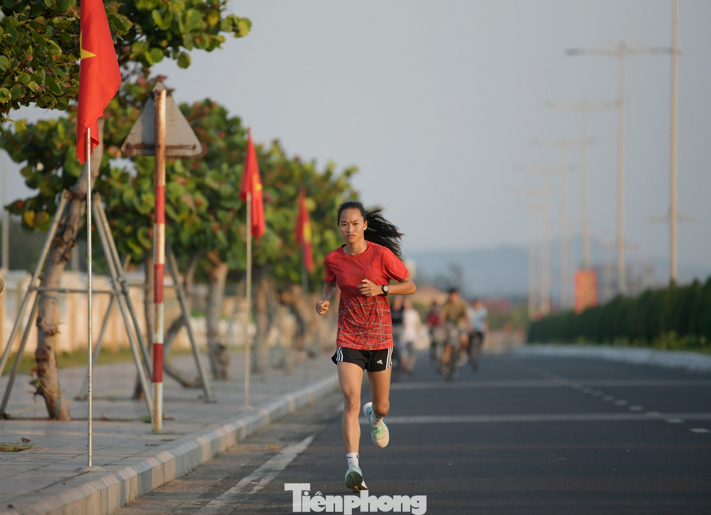 Kèm theo đó là ý chí không bao giờ bỏ cuộc. Trong những kỳ Tiền Phong Marathon trước, nhiều VĐV phong trào chia sẻ, có những thời điểm đôi chân đã quá mệt mỏi và muốn từ bỏ, hàng cờ hai bên đường lại thôi thúc ý chí, bằng mọi giá phải cán đích thành công. Kèm theo đó là ý chí không bao giờ bỏ cuộc. Trong những kỳ Tiền Phong Marathon trước, nhiều VĐV phong trào chia sẻ, có những thời điểm đôi chân đã quá mệt mỏi và muốn từ bỏ, hàng cờ hai bên đường lại thôi thúc ý chí, bằng mọi giá phải cán đích thành công.