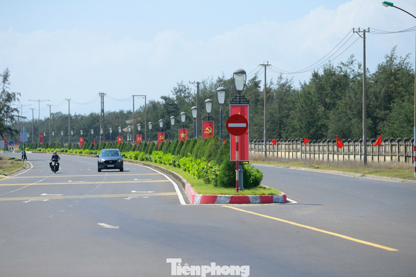 Những con đường ở Phú Yên đã gây ấn tượng tốt với các VĐV bởi sự thoáng đãng, rộng rãi và đặc biệt là vô cùng sạch đẹp. Những con đường ở Phú Yên đã gây ấn tượng tốt với các VĐV bởi sự thoáng đãng, rộng rãi và đặc biệt là vô cùng sạch đẹp.