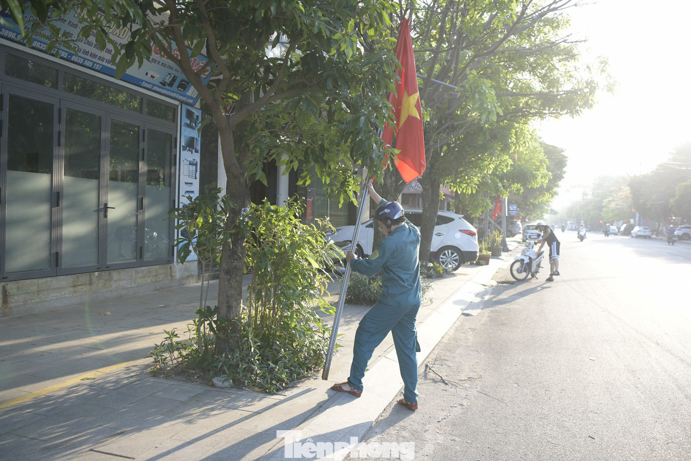 Từ ngày 23/3, các thanh niên được giao nhiệm vụ đã tiến hành cắm cờ Tổ quốc trên các cung đường chạy. Vì ở Tiền Phong Marathon 2024 tại Phú Yên, mọi cự ly diễn ra trên cung đường khép kín và không lặp lại, số lượng cờ Tổ quốc cũng như mật độ cắm cờ rất lớn. Từ ngày 23/3, các thanh niên được giao nhiệm vụ đã tiến hành cắm cờ Tổ quốc trên các cung đường chạy. Vì ở Tiền Phong Marathon 2024 tại Phú Yên, mọi cự ly diễn ra trên cung đường khép kín và không lặp lại, số lượng cờ Tổ quốc cũng như mật độ cắm cờ rất lớn.