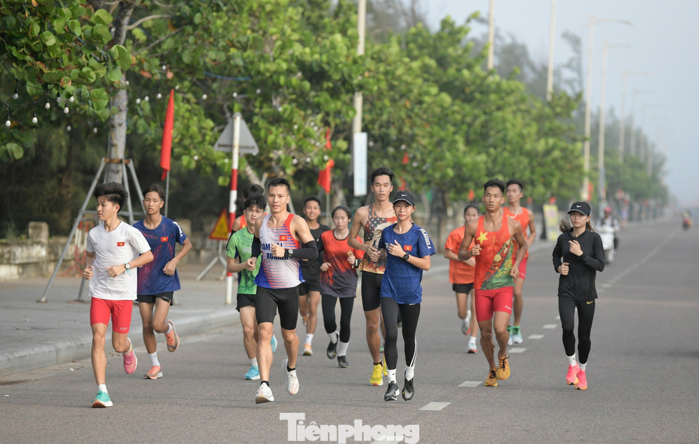 Đỗ Quốc Luật, người vô địch Tiền Phong Marathon 9 lần liên tiếp ở cự ly 10km cũng cho biết, Lễ Thượng cờ cùng hàng cờ Tổ quốc của Tiền Phong Marathon đã thổi bùng tinh thần yêu nước cùng ý thức bảo vệ chủ quyền biển đảo quốc gia, khát vọng vươn lên cống hiến cho Tổ quốc. Đỗ Quốc Luật, người vô địch Tiền Phong Marathon 9 lần liên tiếp ở cự ly 10km cũng cho biết, Lễ Thượng cờ cùng hàng cờ Tổ quốc của Tiền Phong Marathon đã thổi bùng tinh thần yêu nước cùng ý thức bảo vệ chủ quyền biển đảo quốc gia, khát vọng vươn lên cống hiến cho Tổ quốc.