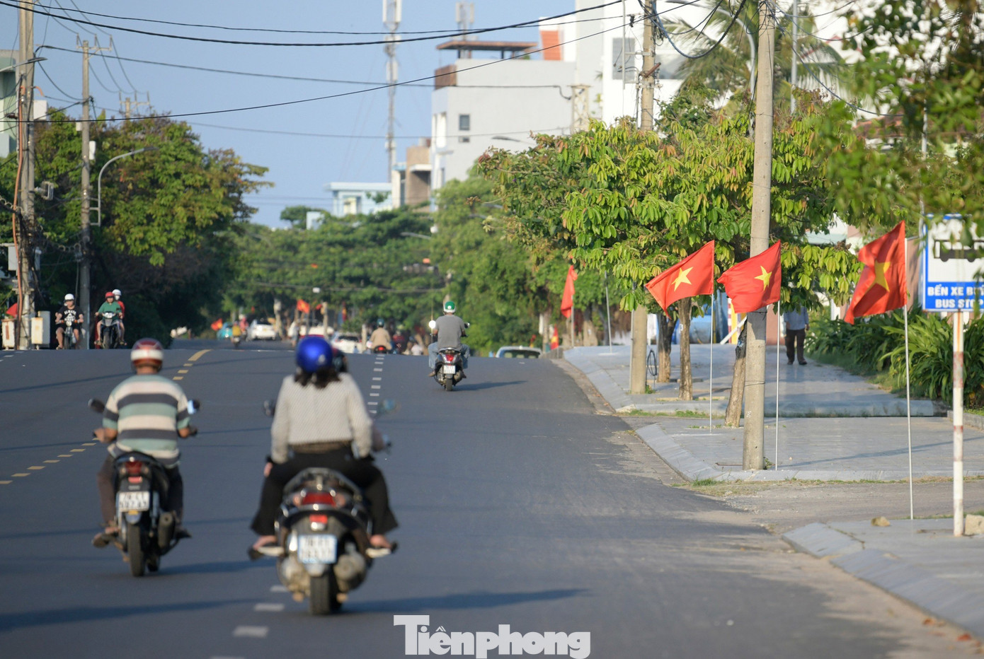 Từ các con phố ở thành phố Tuy Hòa như đường Trần Hưng Đạo, Đại lộ Hùng Vương, Nguyễn Tất Thành, đường Lý Tự Trọng hay đường Thăng Long đồng loạt khoác lên mình màu áo mới, rực rỡ sắc đỏ của cờ Tổ quốc. Từ các con phố ở thành phố Tuy Hòa như đường Trần Hưng Đạo, Đại lộ Hùng Vương, Nguyễn Tất Thành, đường Lý Tự Trọng hay đường Thăng Long đồng loạt khoác lên mình màu áo mới, rực rỡ sắc đỏ của cờ Tổ quốc.